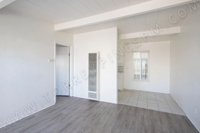 Primary Photo - Pacific Beach 1 Bedroom Cottage with Parki...