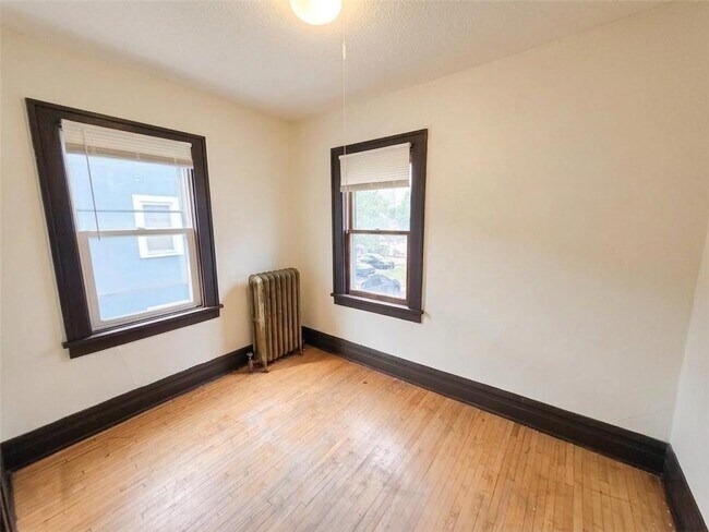 Building Photo - 2020 E Franklin Ave
