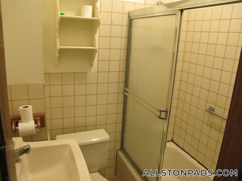 Building Photo - 38 Linden St