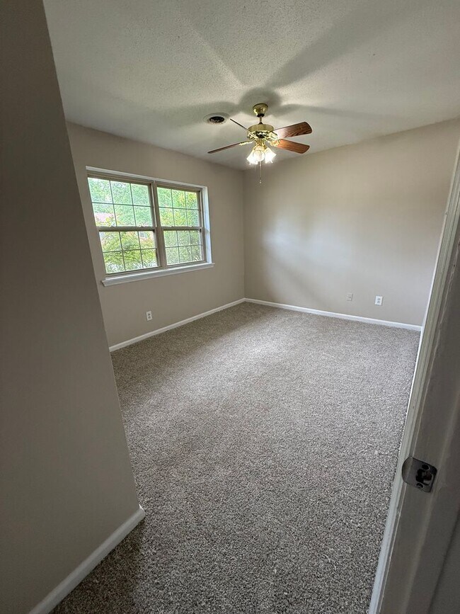 Building Photo - 3 BEDROOM 2 BATH HOUSE CENTRAL HEAT & AIR, UTILITIES ARE EGW, FENCED YARD, 2 CAR CARPORT, W/D HOO...