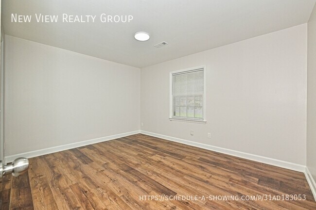 Building Photo - 8439 Country Oaks Rd
