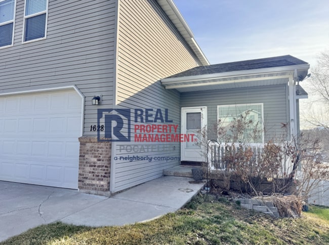 Building Photo - 3 bed 2.5 bath 2 car garage house - pets negotiable