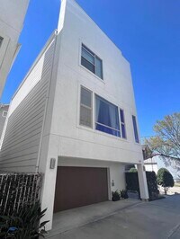 Building Photo - 5327 Lillian St