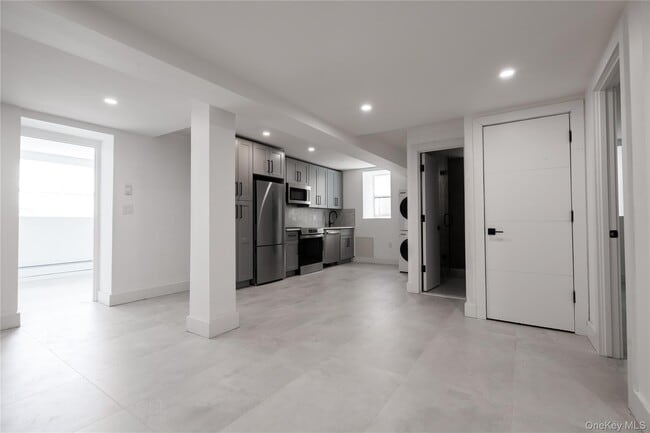 Building Photo - 315 W Broadway