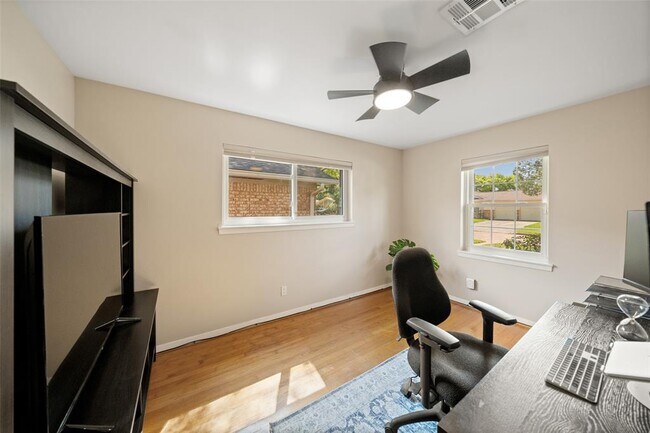 Building Photo - 2523 Droxford Dr