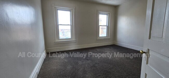 Building Photo - 818 N 4th St