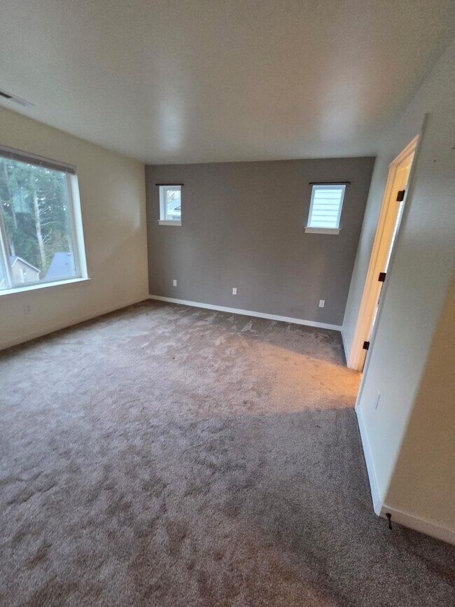 Building Photo - Beautiful 3-Bed Home with Private Yard and Modern Upgrades