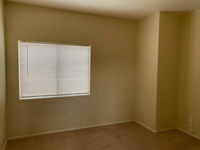 Building Photo - Beautiful & spacious home on an oversized ...