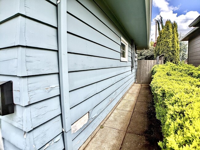 Building Photo - 5404 NE 54th Ave