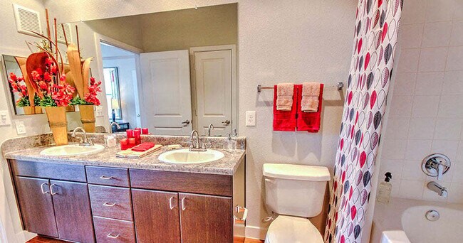 Building Photo - Refined Living Awaits – 2-Bedroom Home