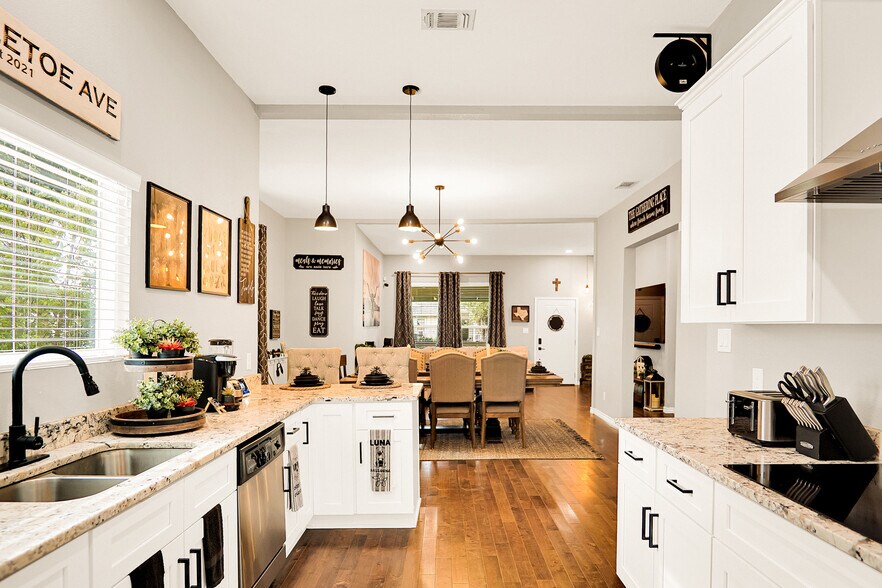 Building Photo - 1038 W Mistletoe Ave