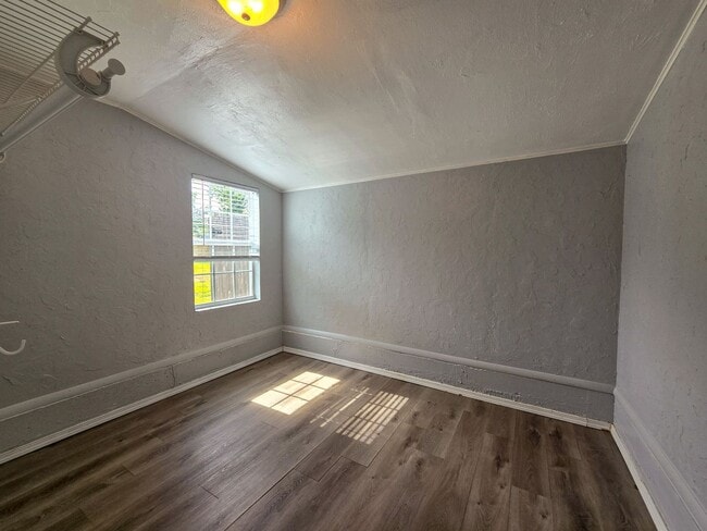 Building Photo - Cute 2 or 3 bedroom 1 bath near OBU