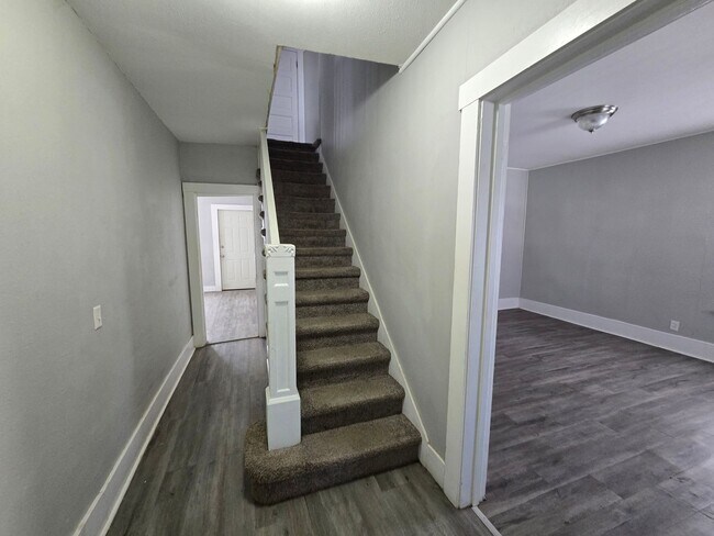 Building Photo - 5 Bedroom House