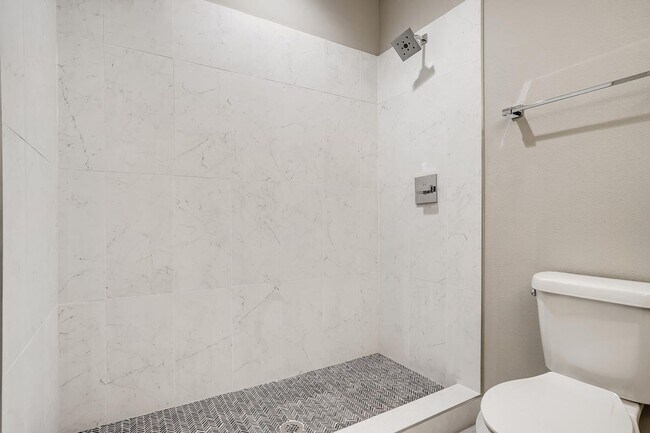 Building Photo - Amenity - Packed 3 Bedroom Townhome for Rent