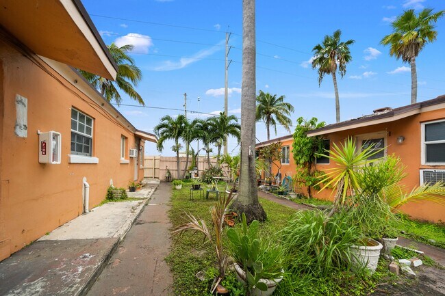 Building Photo - 403 N 19th Ave