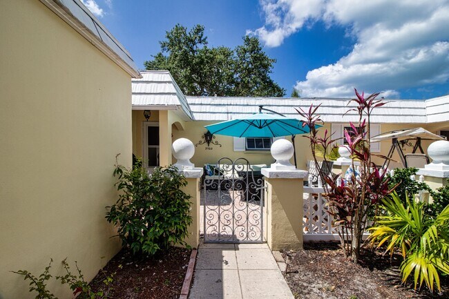 Building Photo - Fully Furnished - 2 bed 2 Bath villa - South Sarasota