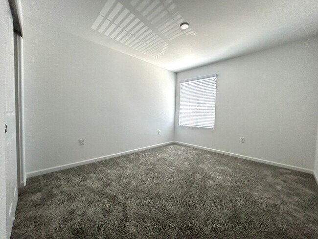 Building Photo - Beautiful Newer 4 Bedroom 3 Bathroom with ...