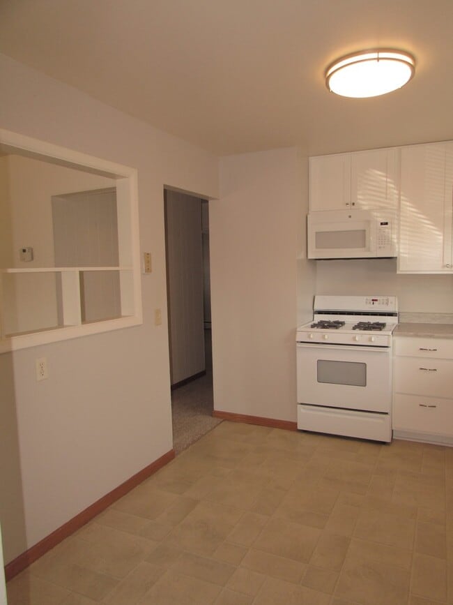 Building Photo - 3 BEDROOM | 1 BATH | SOUTH | DETACHED GARAGE