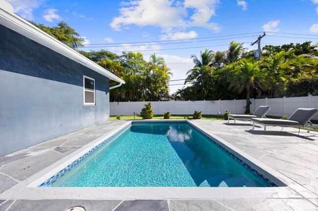 Building Photo - 930 NW 4th Ct