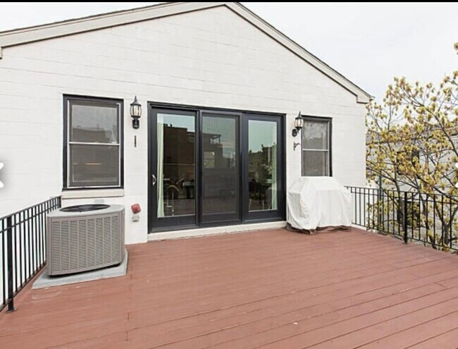 Building Photo - 2848 N Burling St