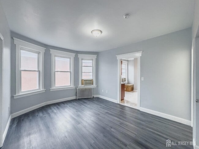 Building Photo - 556 Roosevelt Ave