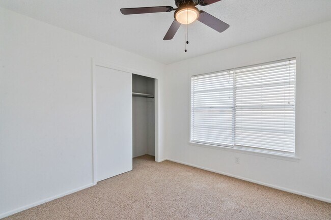 Building Photo - Vacant