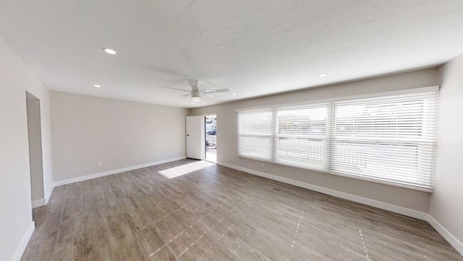 Building Photo - Renovated 3BD/1BA! Great Yard!