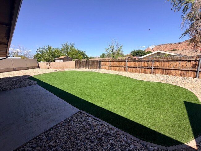 Building Photo - Beautifully remodeled 4 bedroom home with fully fenced backyard in Bloomington Hills with RV parking