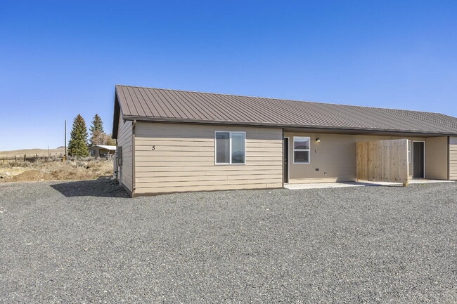 Building Photo - Newer Duplex for Rent Between Twin Bridges and Sheridan!