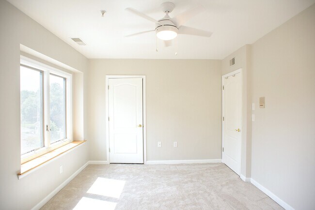 Building Photo - Townhome in the desired Chesapeake Harbour!!!