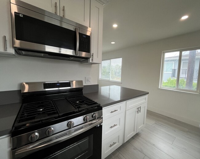 Building Photo - Beautifully Renovated Apartment Steps to t...
