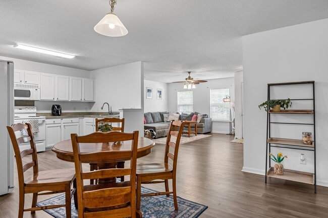 Building Photo - Ranch Style Home in Hunt Club For Rent!