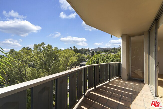 Building Photo - 4455 Los Feliz Blvd