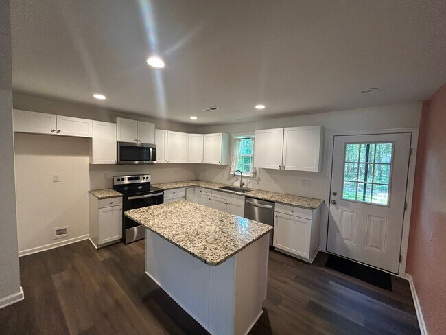 Building Photo - Charming 3 bedroom home located in the heart of Hampstead!