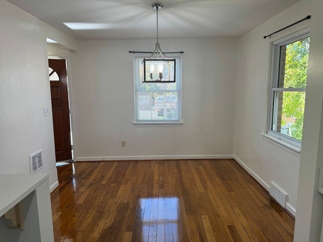 Building Photo - Completely Updated, Open , Quiet House in Oakmont!