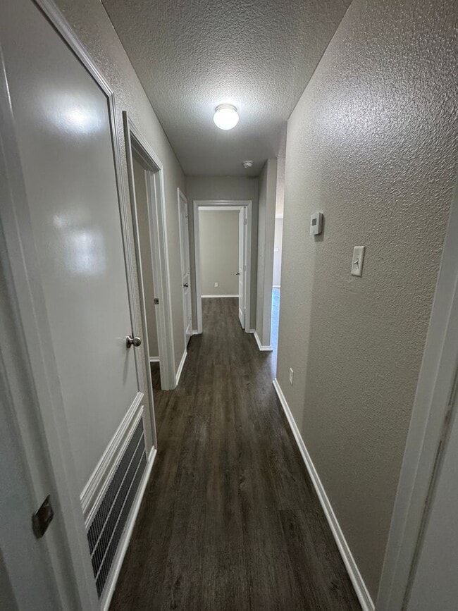 Building Photo - 4 bed / 2 bath Available Now!