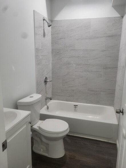 Bathroom - 2637 N Jessup St