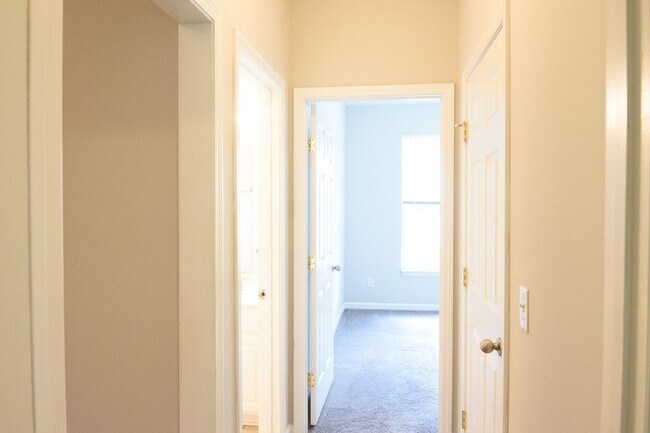 Building Photo - Main level living in Murfreesboro!