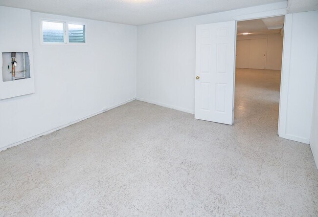 Building Photo - Amazing 3 bed/3 bath rental.  New Flooring!!  Solar Panels!!