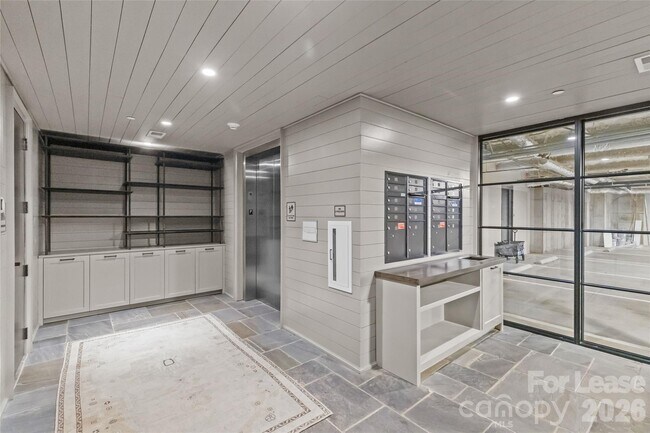 Building Photo - 1172 Queens Rd