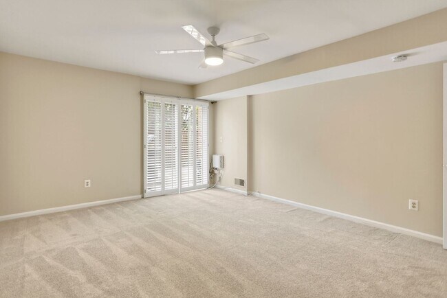 Building Photo - 2 Bed 2 Bath - Bethesda Condo - Large Outd...