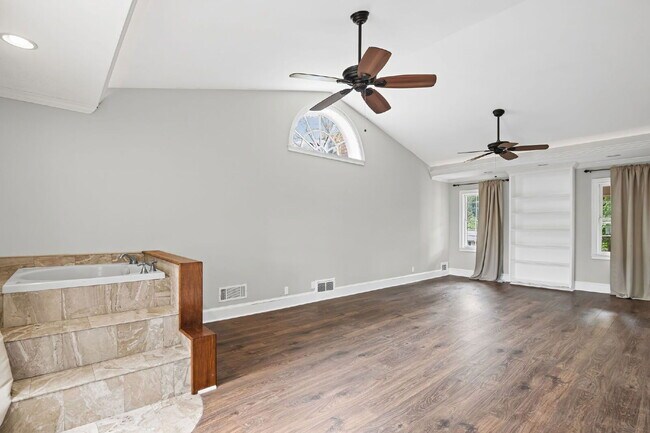 Building Photo - 815 Sudbury Rd NE