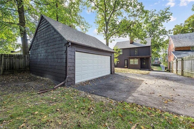 Building Photo - GORGEOUS Cleveland Hts Single Family - Ava...