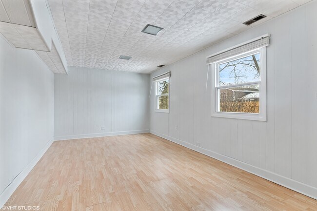 Building Photo - 1400 Meyer Rd