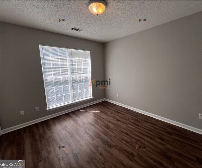 Building Photo - 9511 Rollinghills Dr