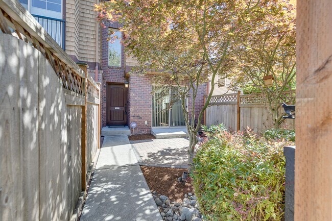 Building Photo - Charming Seattle Townhome with Garage Available Now! A/C included!