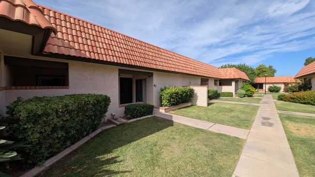 Building Photo - 2 Bedroom Condo Unit in the Colonia Coronita Chandler Townhomes Community Near E Chandler Rd and ...