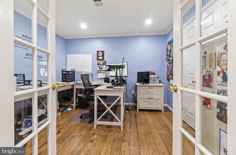 Building Photo - 2 Palace Ln