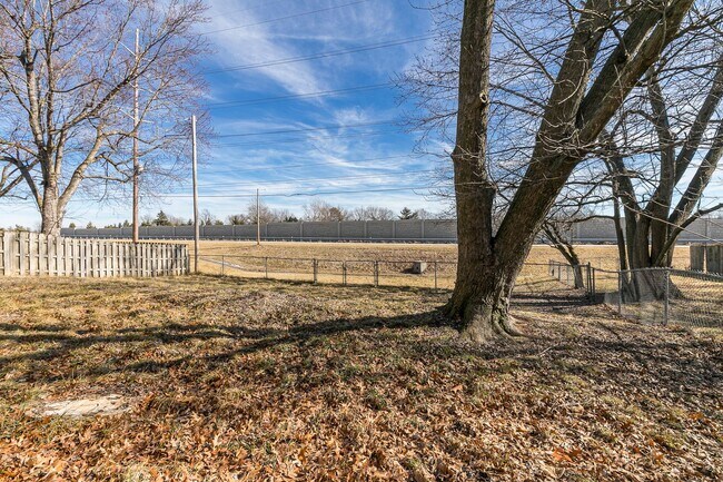 Building Photo - Updated 5 bedroom | 2 bath | 2 car garage | WALK OUT BASEMENT | Fenced backyard | Close to downto...