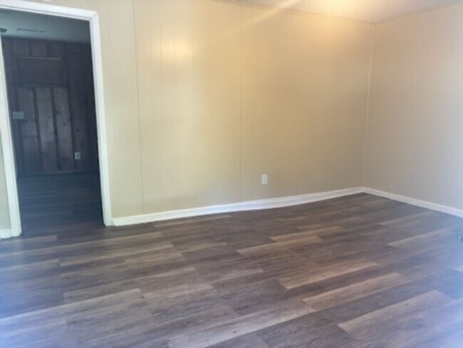 Building Photo - 1527 Maria Dr